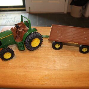 John Deere - Tractor with Flatbed Wagon